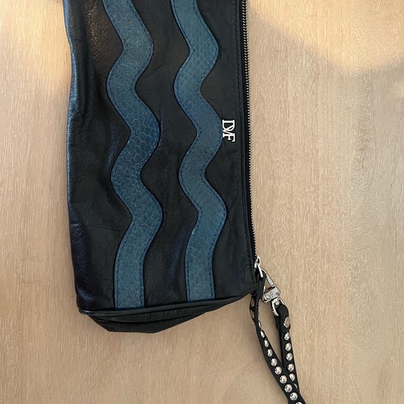 DVF clutch, blue snakeskin and black leather - Picture 2 of 2